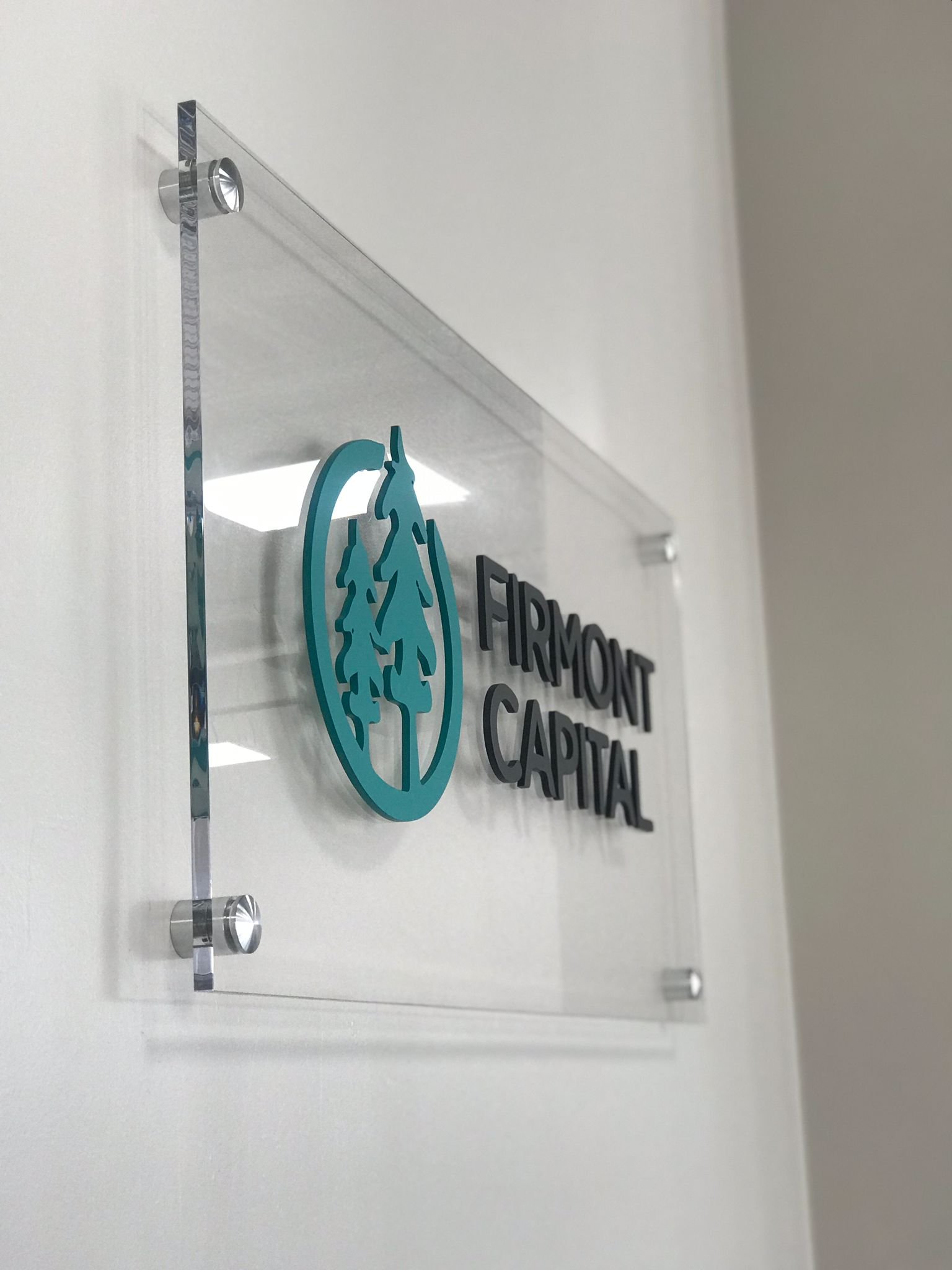 A sign that says fremont capital.