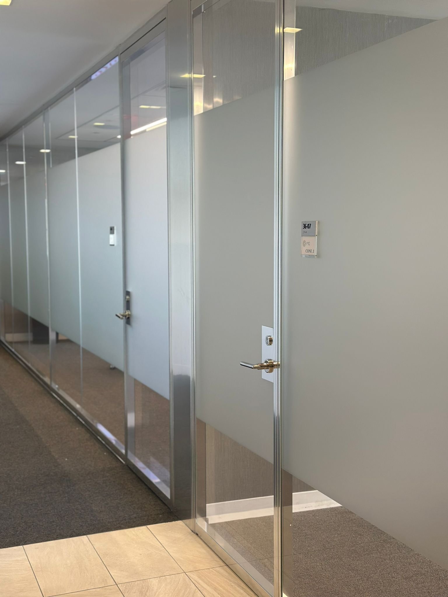 A room with many glass doors and mirrors