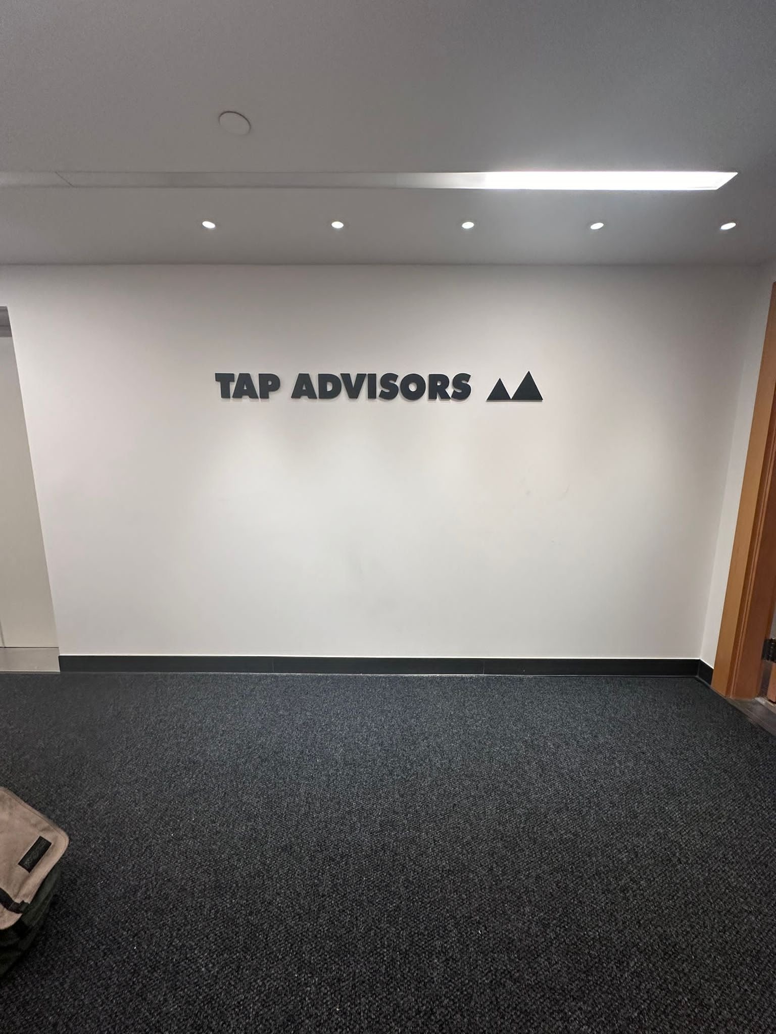 A wall with the words " tap advisors ".